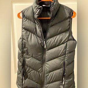 Women Mountain Hardware puffer vest. Black. Size M.